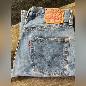 LEVIS 501 BUTTON FLY JEANS LADIES

PERFECTLY BROKEN IN!

32x36”
